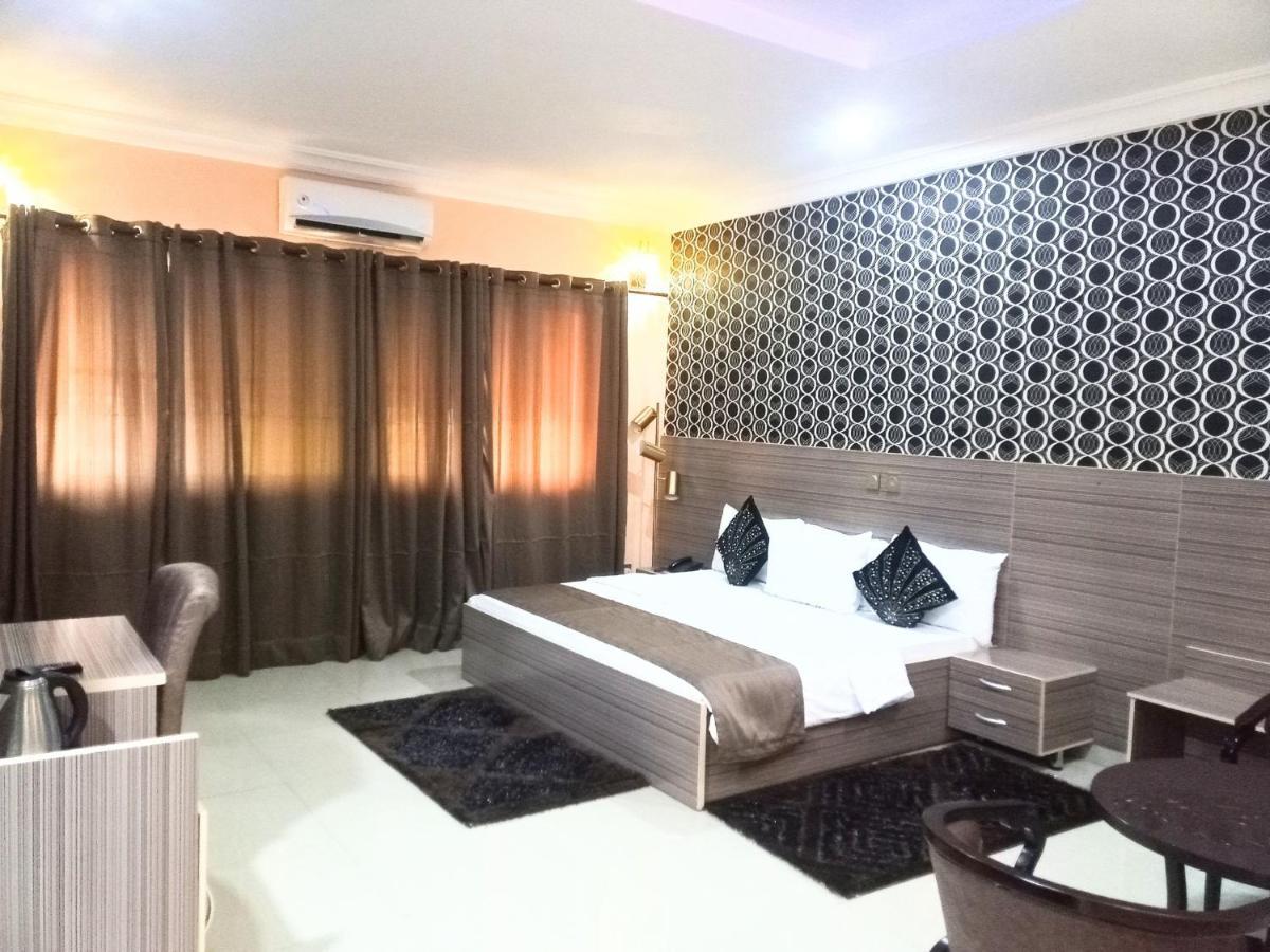 Fawzy Hotel Ибадан Екстериор снимка