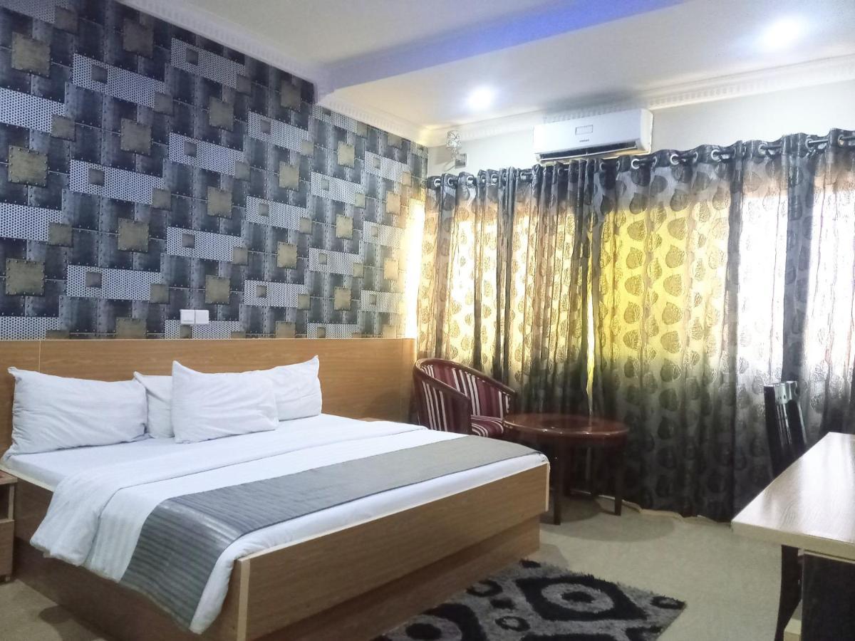 Fawzy Hotel Ибадан Екстериор снимка