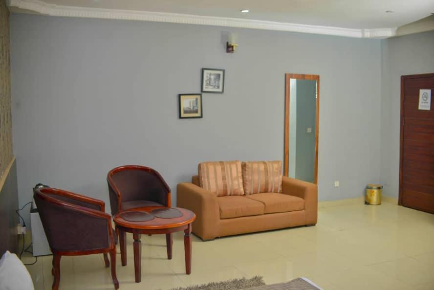 Fawzy Hotel Ибадан Екстериор снимка