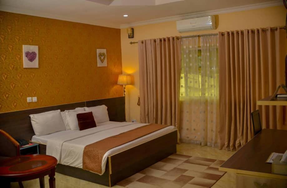 Fawzy Hotel Ибадан Екстериор снимка