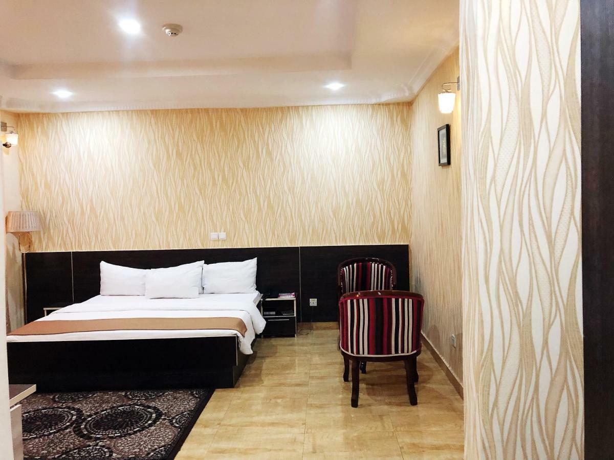 Fawzy Hotel Ибадан Екстериор снимка
