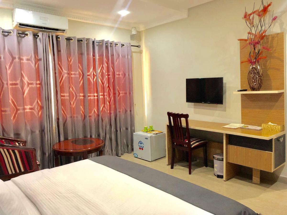 Fawzy Hotel Ибадан Екстериор снимка
